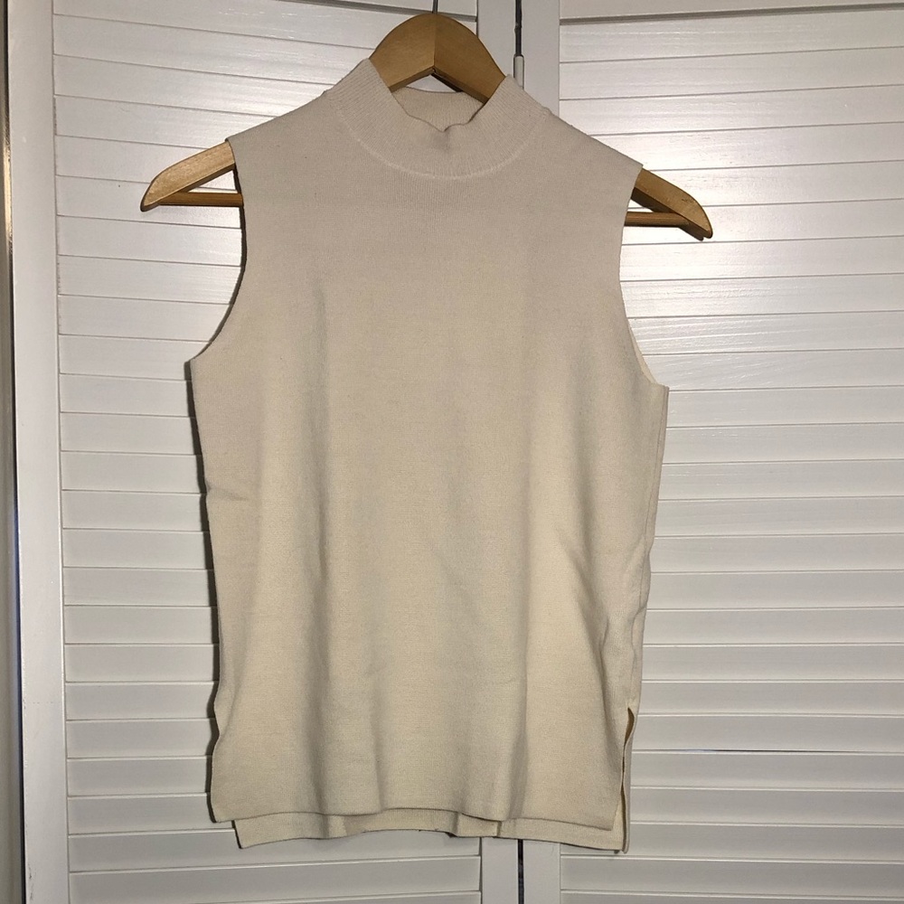 Uniqlo Sleeveless Cream White Turtleneck